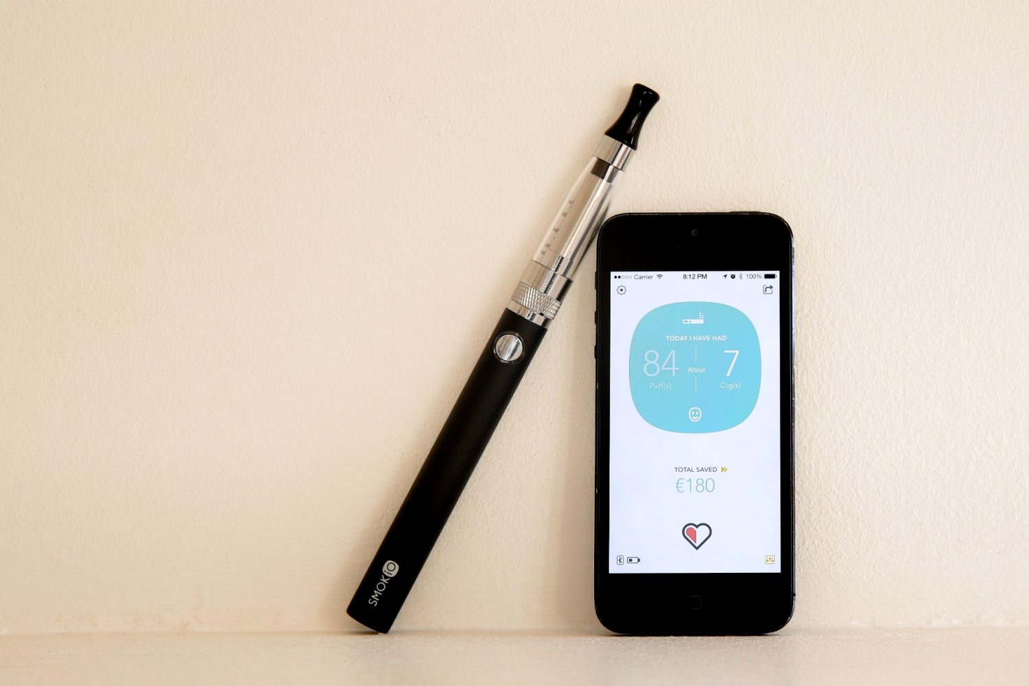 La start-up française Smokio présente la première cigarette électronique connectée.